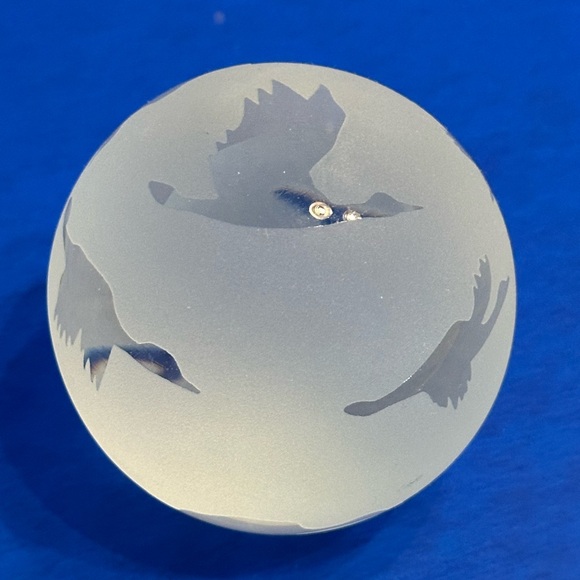 VTG Arthur Court Designs Frosted Etched Art Glass Paperweight Ducks Geese Signed - Picture 3 of 4